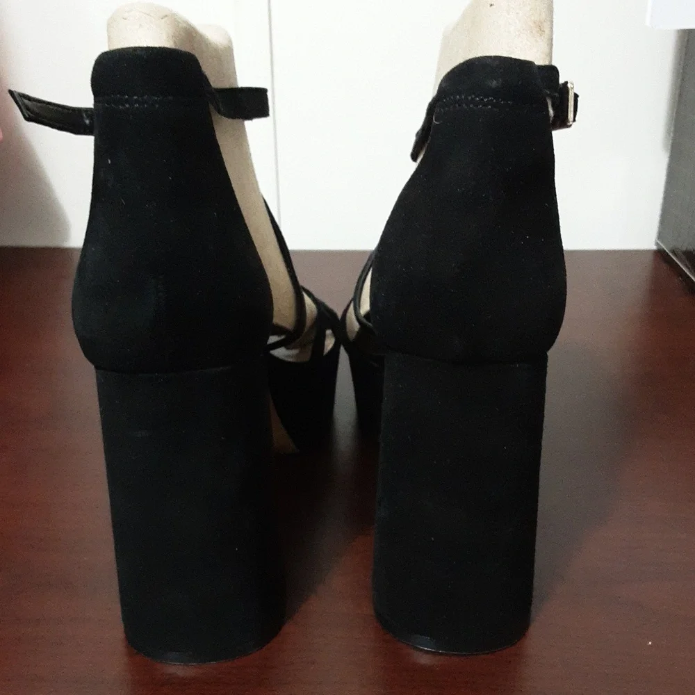 Vince CamutoGarnitta Platform‎ Black Strappy Heels